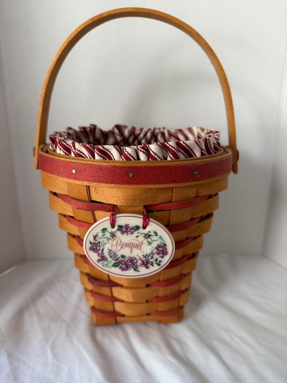 Bouquet Longaberger basket with red accents